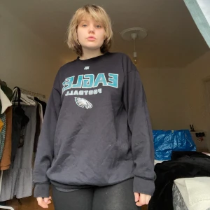 Mörkblå collegesweater - Jätteskön tröja med tryck, köpt second hand, fint skick