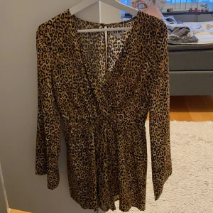 Leopard möstrad klänning stl 34 - Nytt skick, använd en gång.