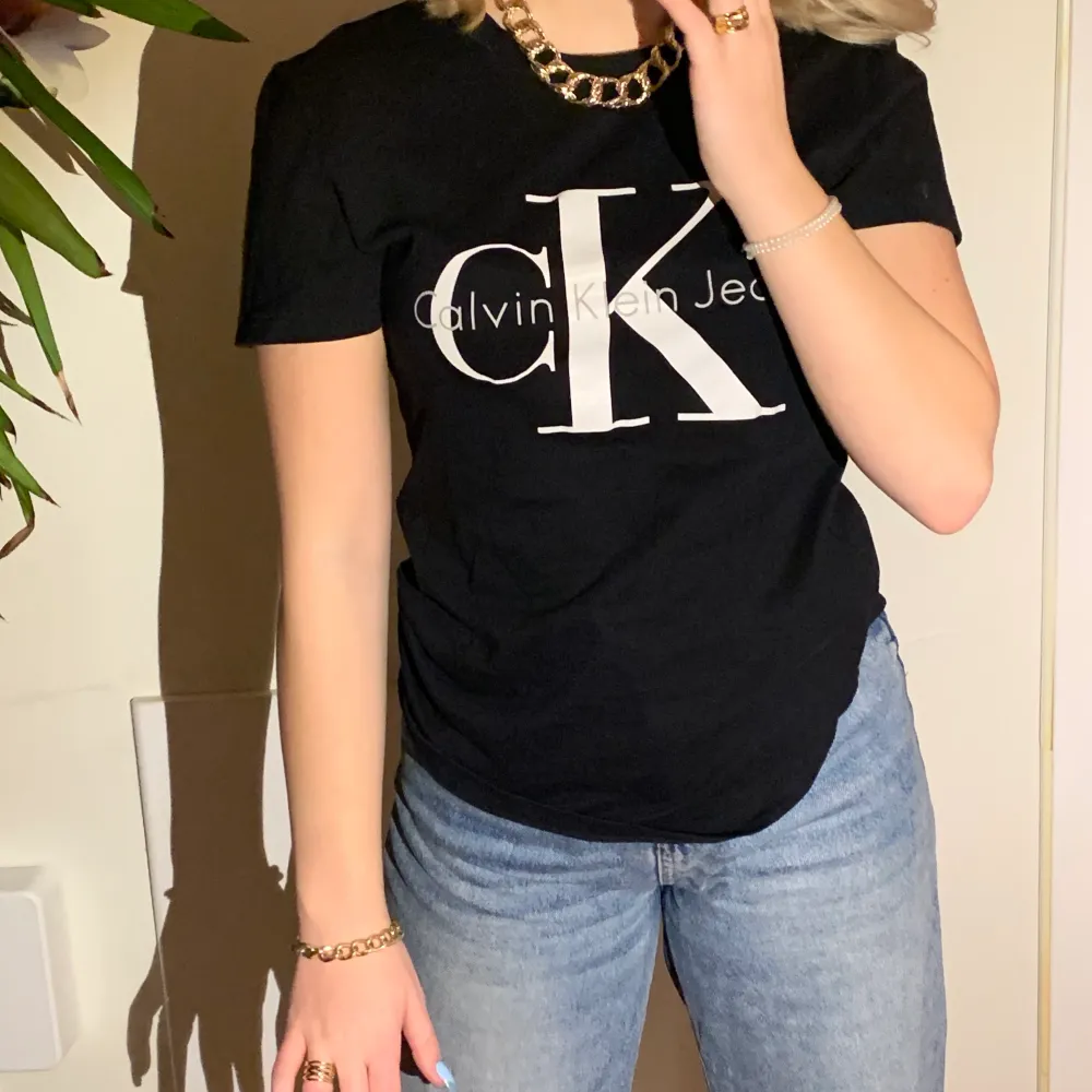 Calvin Klein T-shirt💕 fint skick, passar till allt och den är använd fåtal gånger 💕 ny pris 500. T-shirts.