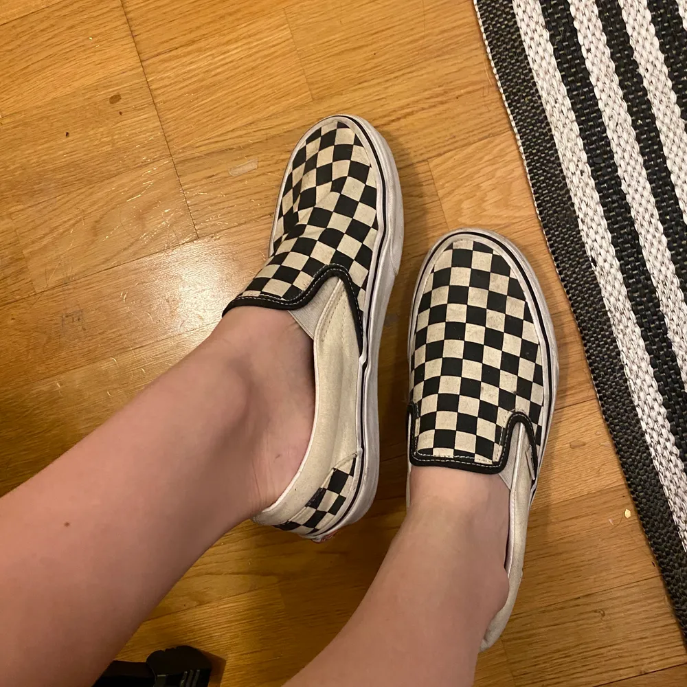 Säljer mina vans slip on nu när de inte kommit till användning på sistone. Ursprungs priset var ungefär 800kr men säljer de bara för 150kr eftersom de är rätt så använda men i fortsatt bra skick! Storlek 38,5 så passar 37-39❤️❤️. Skor.