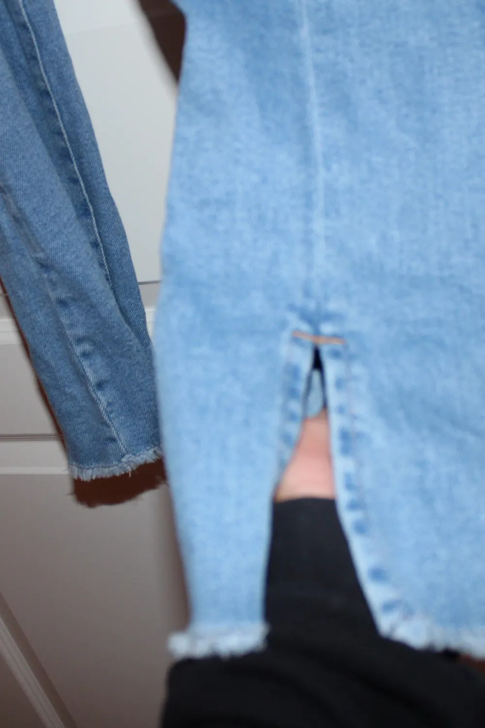 Blåa jeans från denim rebel. Fina jeans med fina flare detaljer och slit på benen. Kan levereras i Göteborg zon1 och 2 inom västtrafiks rese handlingar. Helst cash då jag inte har swish. Detta kan dock lösas. Lägg bud. Jeans & Byxor.