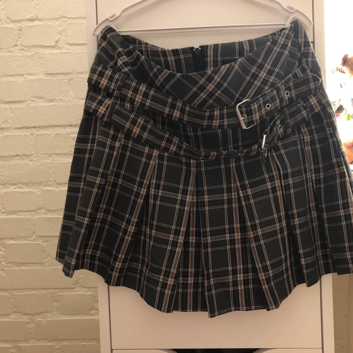 Snygg kjol med spännen