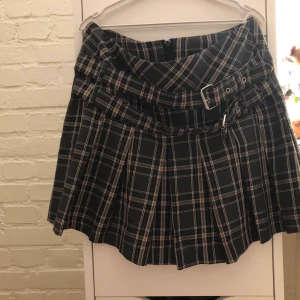 Snygg kjol med spännen - Kort kjol i storlek 34, säljer då den är för liten för mig:)