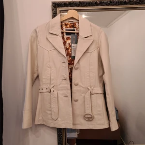 Äkta skinn jacka stl S med prislapp kvar 1200kr. Bud från 250 - Vintage modell. Äkta skinn. Nypris 1200kr. Prislapp kvar.
