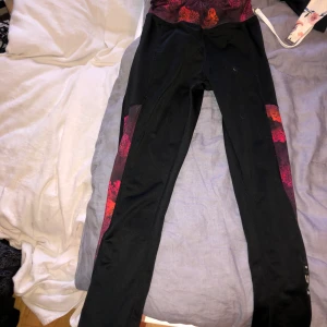 Träningstights - Träningstights ifrån stadium, soc. Jag skulle vilka säga att de är i använt skick och därför billiga