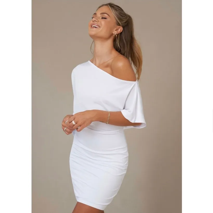 Superfin vit klänning ifrån Nakd, tror att den är slutsåld på hemsidan. Använd endast en gång😊. Klänningar.