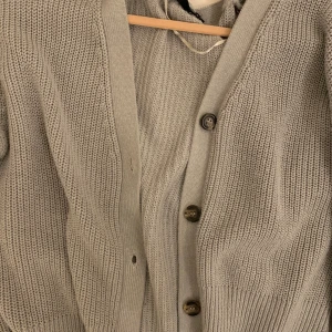 Grå kofta - Detta brukade vara min favoritkofta, men tyvärr är det inte längre min stil. Den är köpt för kanske ett är sedan och är i princip i nyskick. Den kan användas på så många olika snygga sätt! ✨