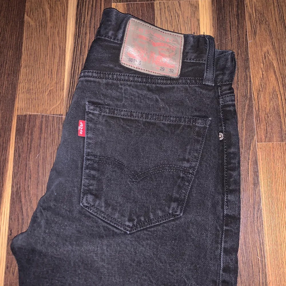 köpte begagnade till killen men dom passade inte så säljer dom nu. dom är i bra skick och är jätte fina, levis jeans 501. Jeans & Byxor.