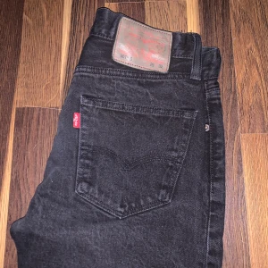 levis jeans st 29/32 - köpte begagnade till killen men dom passade inte så säljer dom nu. dom är i bra skick och är jätte fina, levis jeans 501