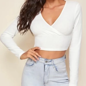 Vit tröja - super fin tröja som aldrig kommit till användning då jag har för många🥰 