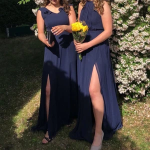 Marinblå balklänning - Marinblå balklänning från bubbleroom. Använd en gång, lite lång på mig som är 165cm.