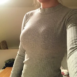 Långärmad tröja från Bikbok - Jätte bekväm och classy, passar perfekt till en kappa🤩 Strl XS men den är stretchig så passar mig som brukar ha S. Köparen står för eventuella fraktkostnader💞