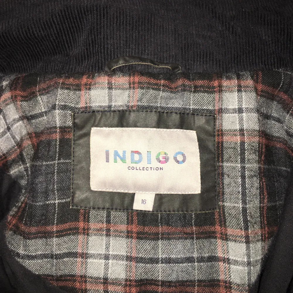 Svart jacka med spänne framtill och krage i manchester. Från märket Indigo Collection och är i jättefint skick! Skriv för fler bilder<3 kan mötas upp eller så står köparen för frakten.                                                                                                                             (Säljer just nu massa fler kappor och jackor så kolla gärna in min profil!). Jackor.