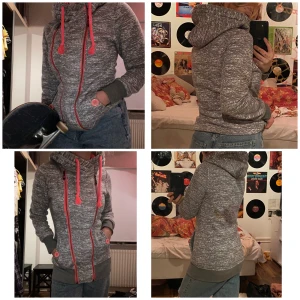 Zip-up hoodie - En super cool zip-up hoodie som köptes ca 10 år sen secondhand💿 som synes är den väldigt udda men det gör den bara ännu coolare och snygga enligt mig💕 den är väldigt oversized och mysig💖 den är väl använd men inga synliga skador eller liknande✨ frakt tillkommer på 90kr 