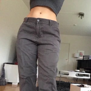 Gråa lounge jeans - Supersköna jeans från weekday. Perfekt för vardagen och superfina tillsammans med en kortare top 🥰❤️