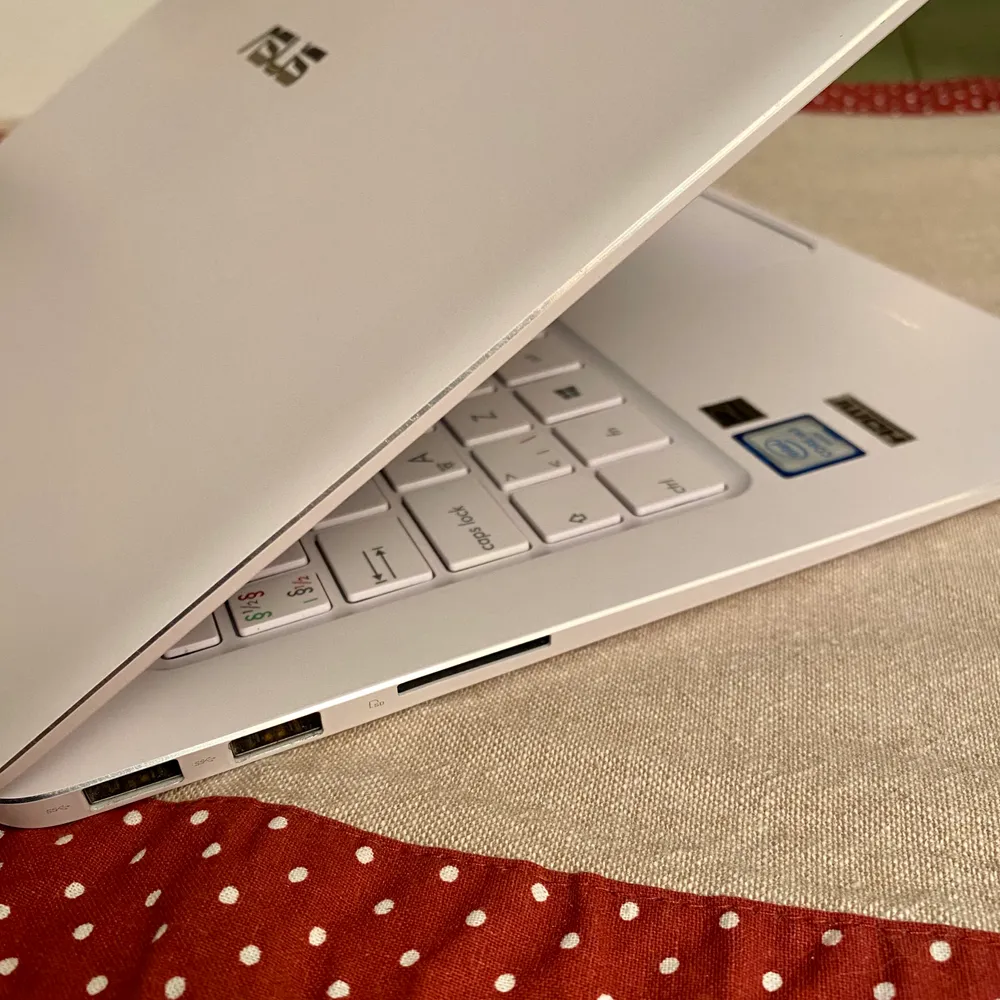 Asus ZenBook UX305CA. Laptopen är i fint skick och fungerar som den ska men har en liten repa på locket. Laddare inkluderas såklart:)! Om frakt tillkommer står köparen för kostnaden. Jag tar inget ansvar för postens hantering. . Övrigt.