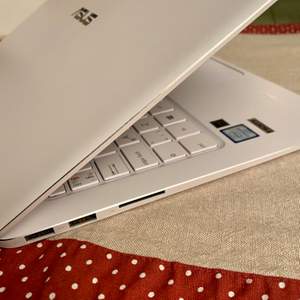 Asus ZenBook UX305CA. Laptopen är i fint skick och fungerar som den ska men har en liten repa på locket. Laddare inkluderas såklart:)! Om frakt tillkommer står köparen för kostnaden. Jag tar inget ansvar för postens hantering. 