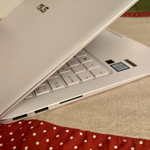 Asus ZenBook UX305CA - Asus ZenBook UX305CA. Laptopen är i fint skick och fungerar som den ska men har en liten repa på locket. Laddare inkluderas såklart:)! Om frakt tillkommer står köparen för kostnaden. Jag tar inget ansvar för postens hantering. 