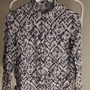Mönstrad skjorta från H&M - Mönstrad skjorta från H&M I fint skick! storlek: 38 Direkt pris: 20kr, Skriv buden till mig privat eller kommentera på bilden! Buda med minst 5kr varje gång ✨(Alla bud är välkomna) Köpare står för frakten (Du bestämmer vilket paket så länge det uppfyller vikt och storleks kraven)