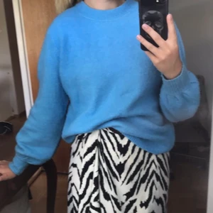 Blå tröja - En stickad tröja i världens finaste färg från pieces! Större i storleken. Säljer även kjolen vid intresse✨😊😊