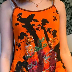 Linne Y2k - Fett coolt linne med Y2k vibes, det är ytliga sömmar och motivet är både tryck, paljetter och patches. Det är helt i nyskick och knappt använt💞