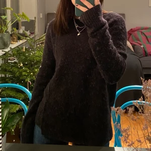 Stickad tröja från Acne Studios  - Jätte fin Acne Studios stickad tröja! Inköpt förra året och sparsamt använd. Original pris runt 4000kr. Säljer pågrund kommer inte så jätte mycket till användning