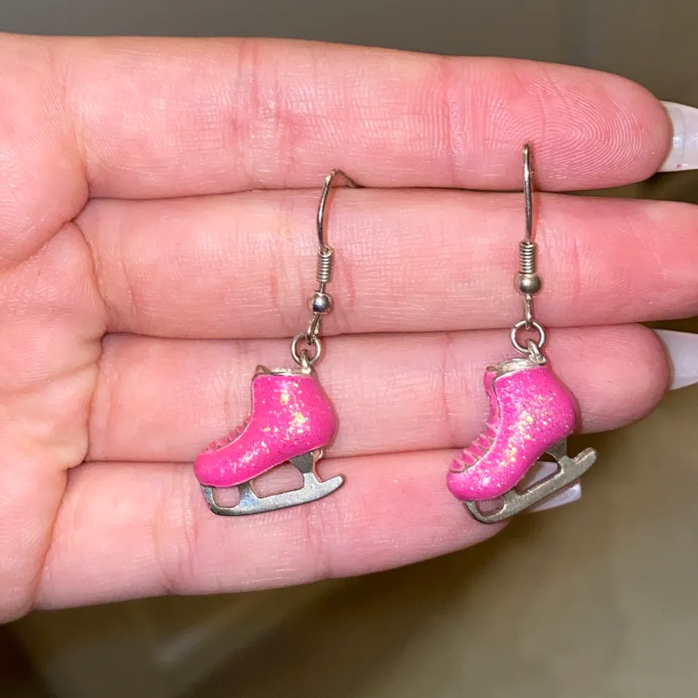 Skridskor örhängen rosa glittriga jätte söta, använt de ungefär 4 gånger och haft de i 3 år. Accessoarer.