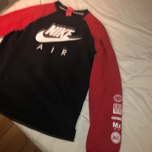 Vintage Nike - Vintage Niketröja med coola detaljer på vänster arm🥰 Nike märket är lite slitet men det märks knappt✨ storleken är 158-170 cm, men den sitter som xs/s. FRI FRAKT🥰 om många är intresserade blir det budgivning i kommentarerna