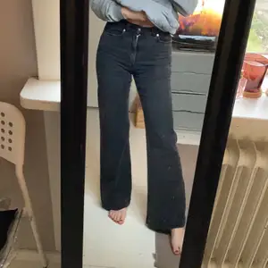 Ett par gråa Carin Wester jeans, jättesköna 