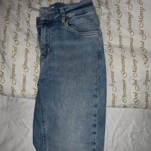 Jeans från only stl s/32 - Ljusblå skinny jeans från only, ganska andvända men väldigt bra skick, dom är stretsiga vilket jag älskade med dom, jag säljer dom för att jag inte andvänder dom