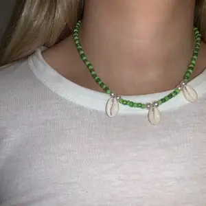 Grönt pärlhalsband med snäckor 💚🐚⭐️🤍💫 halsbandet försluts med lås och tråden är elastisk 