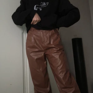 Skinnbyxor brun - Snygga skinnbyxor från na-kd 🤎 sprättat upp dom i botten för att få längre byxa (jag är 163). Säljer då dom är för stora och jag ser bara ut som en ballong i dom😭 