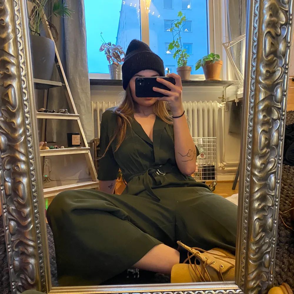 Jumpsuit från weekday som knappt är använd! Superskönt och stretchig så passar fler än en storlek 💚. Övrigt.