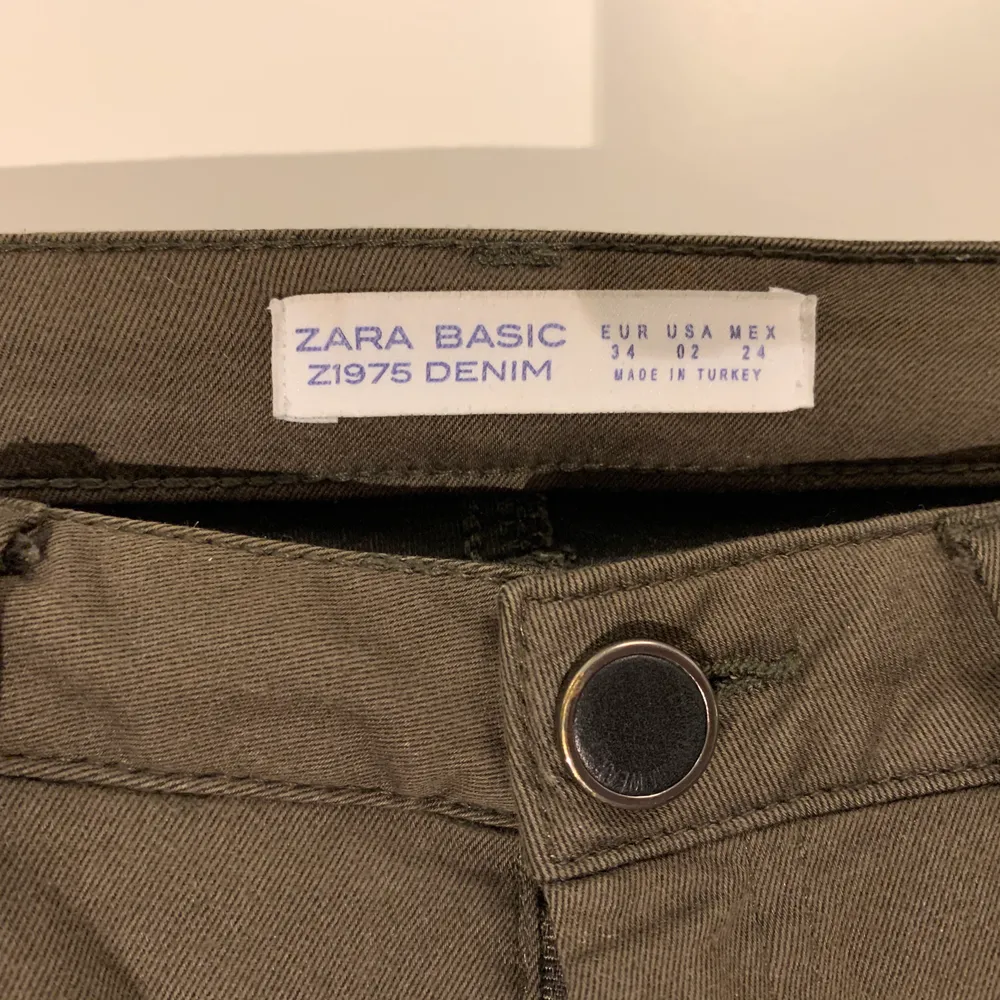 Olivgröna byxor i ganska stretchigt material, är i bra skick och sitter ritkigt bra. Storlek 34 köpta på Zara. Startbud 30kr, köpare står för frakt skickas spårbart 63kr eller möts upp i Malmö . Jeans & Byxor.