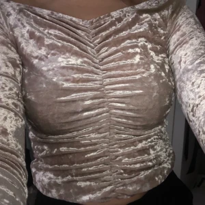 FEST SAMMETS TRÖJA - Säljer pga för liten men synd då den är sjukt snygg. Man kan ha både off shoulder eller ej 