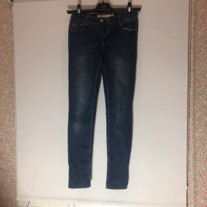 Jeans  - Blåa jenas från Lindex. Storlek 158