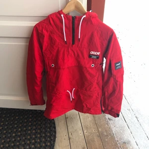 Dope - Röd snowboardjacka i storlek 2XS. Den är använd två säsonger och är i nyskick. 