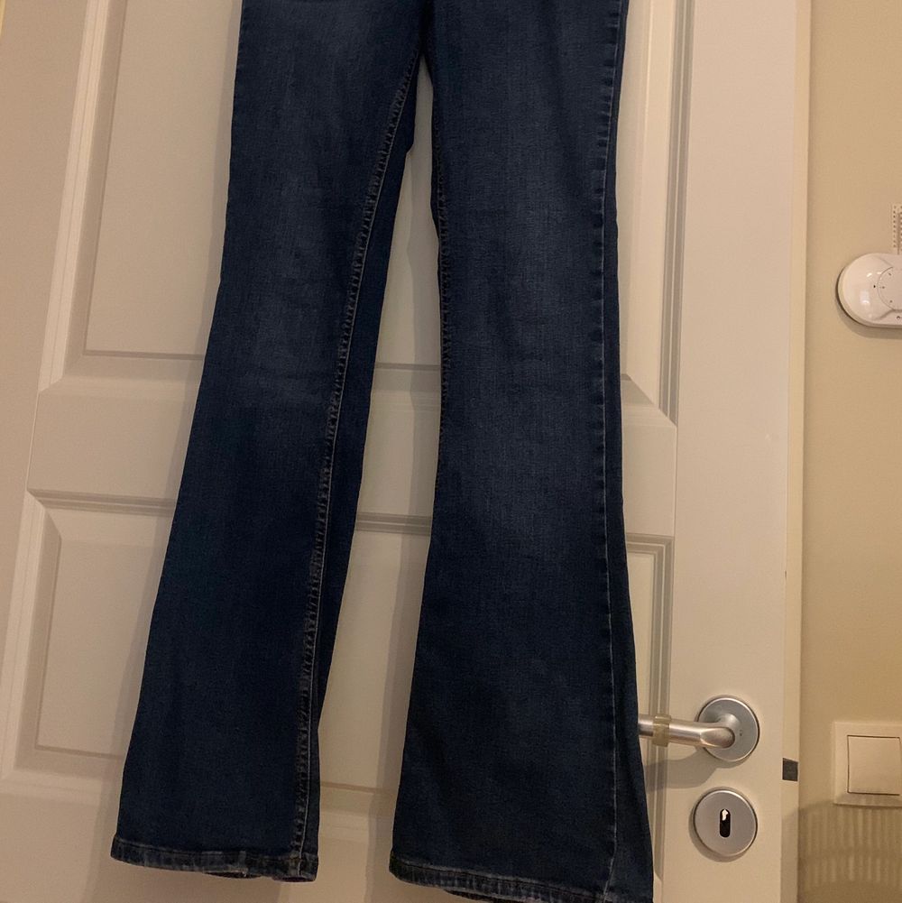 Snygga blåa bootcut jeans från Gina Tricot i storlek M men passar även S - de är stretchiga. Skulle säga att de passar storlek 36 & 38. Använda några fåtal gånger. Det är ginas ”natasha bootcut jeans”. . Jeans & Byxor.
