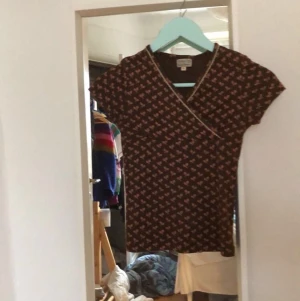 En omlott topp. - Säljer en omlott topp från Noa Noa, i bra skick. Det är en barn XL, den är som en vuxen XS-S. Orginal pris 400kr. Bud börjar från 50+frakt