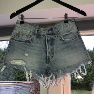 Jeansshorts från levis - Jeansshorts från levis i storlek W25/26! I mycket bra skick!