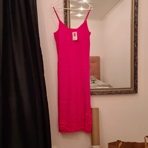 Ny klänning stl 36 med slits - Oanvänd