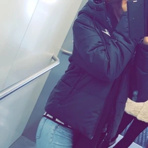 Nike Jacka storlek M - Har använt det under vintern och nu ville jag sälja den vidare.. har köpt den för 1100 kr 