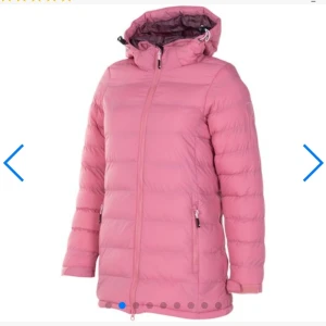 Tuxer vinterjacka - Gammalrosa vinterjacka. Super mysigt och håller varmt 🔥😍 har använt en vinter. Pris kan diskuteras liiite. Frakt står köparen för 💕 kontakta vid frågor. Osäker på kostand för frakt men gissa på de nedan.