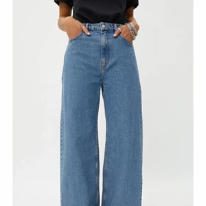 Ace high wide jeans - Jeans från weekday i modellen Ace storlek w25 L32 (slutsålda på weekdays hemsida) köpta här på Plick men aldrig använda av mig då dem är för små, fint skick! Bilderna är lånade från weekdays hemsida. Buda i kommentarerna från 200kr +frakt