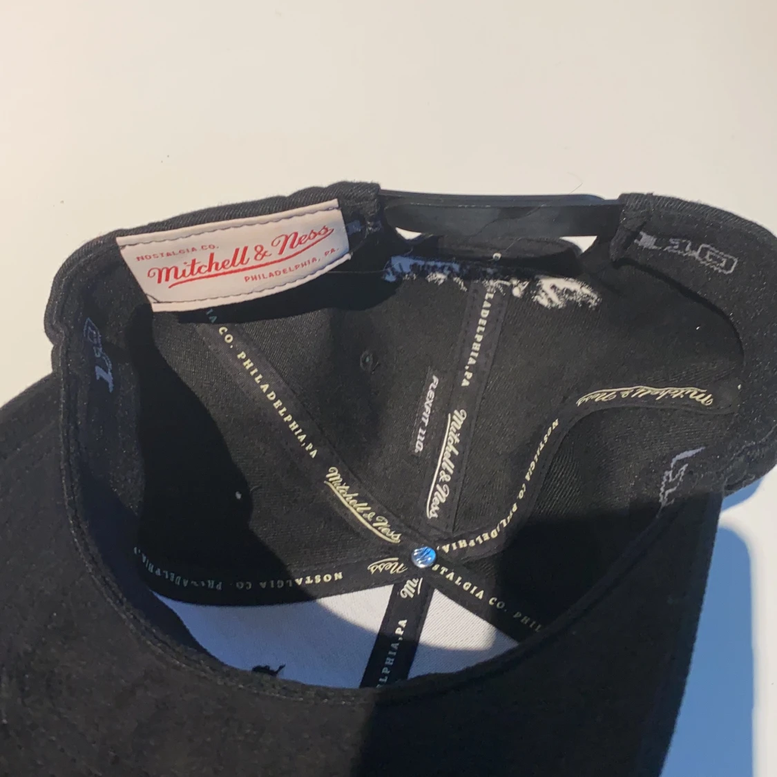 En helt oanvänt Mitchell&ness keps den hr inte några fläckar och är i almänt bra skick - 91