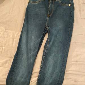 Lite mörkblåa jeans köpta ifrån Lager 157, gillade inte färgen så mycket, därför inte använd så mycket. Pris går att diskutera, skriv för flera bilder 💓