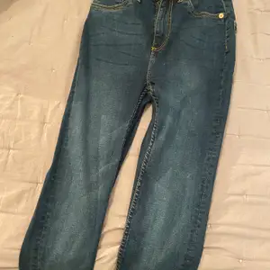 Lite mörkblåa jeans köpta ifrån Lager 157, gillade inte färgen så mycket, därför inte använd så mycket. Pris går att diskutera, skriv för flera bilder 💓
