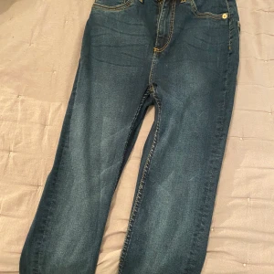Snake jeans från Lager 157 - Lite mörkblåa jeans köpta ifrån Lager 157, gillade inte färgen så mycket, därför inte använd så mycket. Pris går att diskutera, skriv för flera bilder 💓