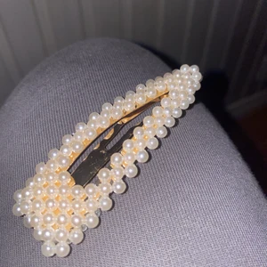 Hårklämma - 2 stycken trendiga hårklämmor med pärlor på. Fick i glossybox, en klämma kostar ursprungligen 90kr. Säljs nu för 50kr per hårklämma, båda för 100kr