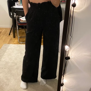 svarta vida byxor - snygga, svart vida byxor från monki. Resor i midjan. Jättesköna! PRIS KAN DISKUTERAS! Kom med bud 🥰